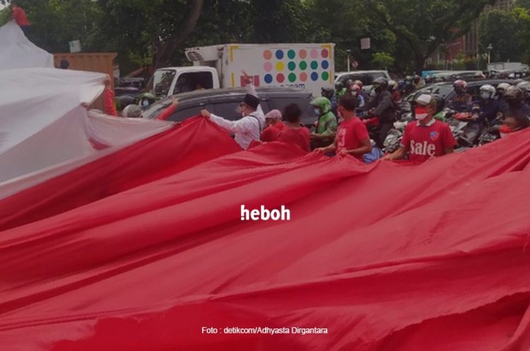 Bendera Merah Putih Raksasa Terbentang Gagah di Depan Museum Sumpah Pemuda