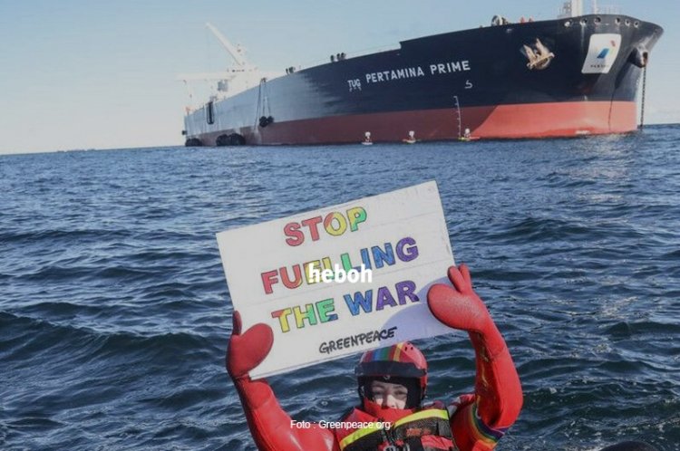 Viral, Greenpeace Blokade Kapal Tanker Berlogo Pertamina saat Transfer Minyak Asal Rusia