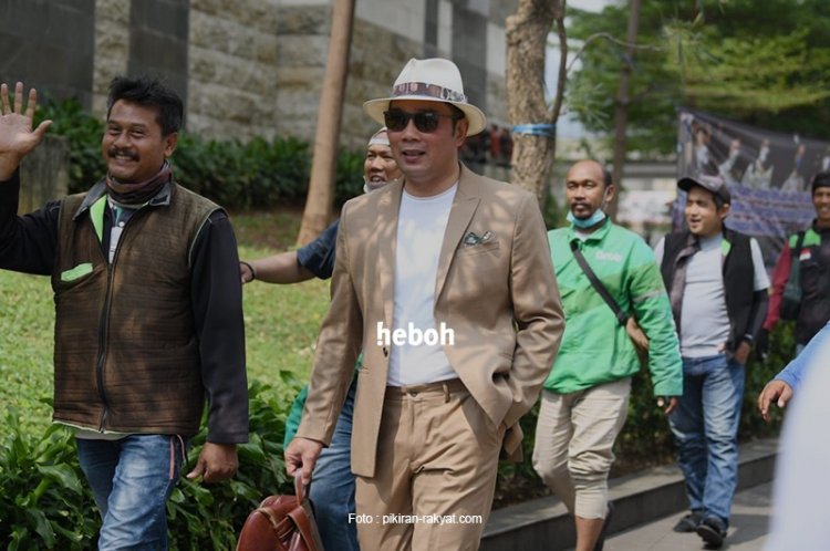 Bergaya Bak Model, Ridwan Kamil Ikut Berpose di Citayam Fashion Week