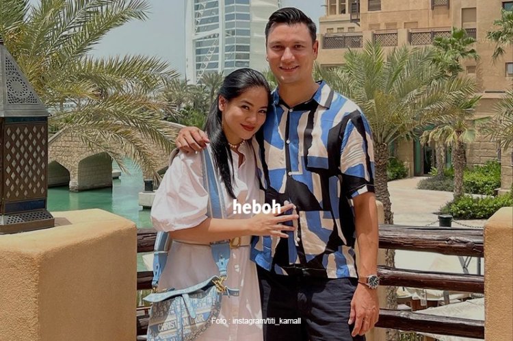 Photobox Titi Kamal dan Christian Sugiono Kembali Viral, Warganet: Couple Goals!