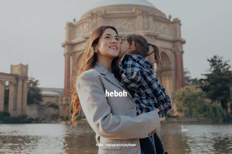 Raisa Akhirnya Perlihatkan Wajah Anak, Netizen: Cantik Banget!