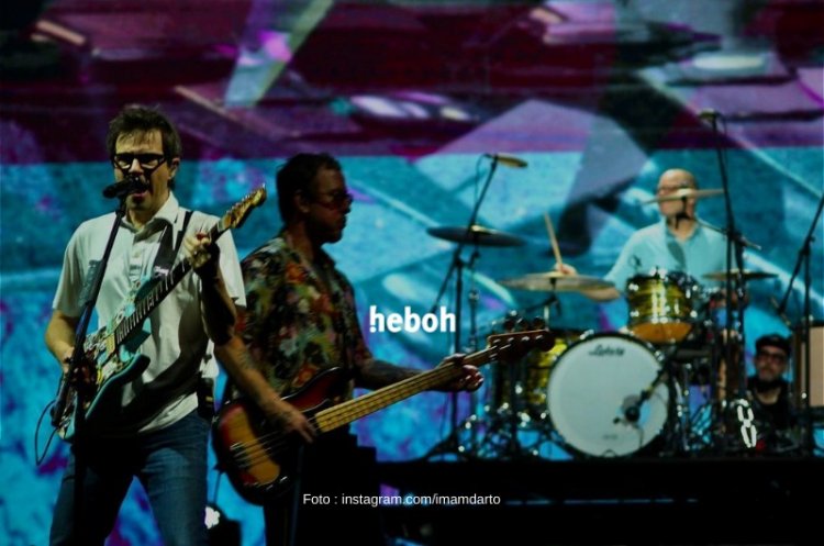 Pecah! Band Weezer Bawakan Lagu 'Anak Sekolah' Milik Chrisye di Soundrenaline 2022