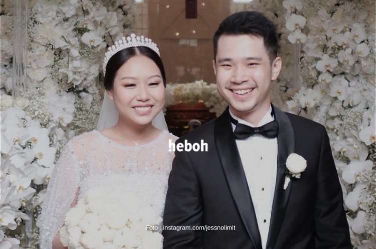 Jess No Limit dan Sisca Kohl Bagikan Souvenir Pernikahan Emas Batangan di Jalan