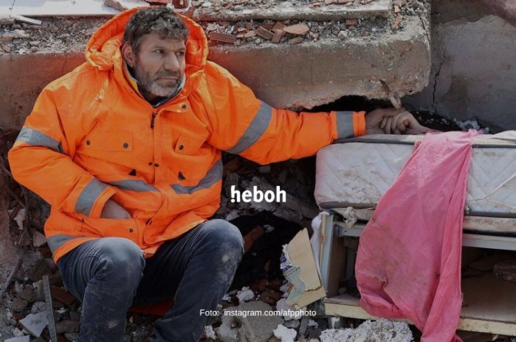 Seorang Ayah Genggam Tangan Anaknya yang Meninggal Tertimbun Bangunan Gempa di Turki
