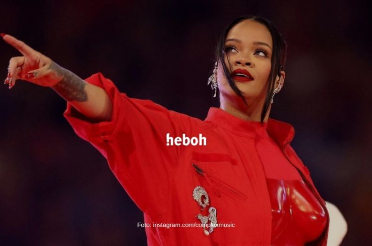 Rihanna Tampil Memukau di Super Bowl 2023 hingga Viralnya Sang Interpreter yang Enerjik