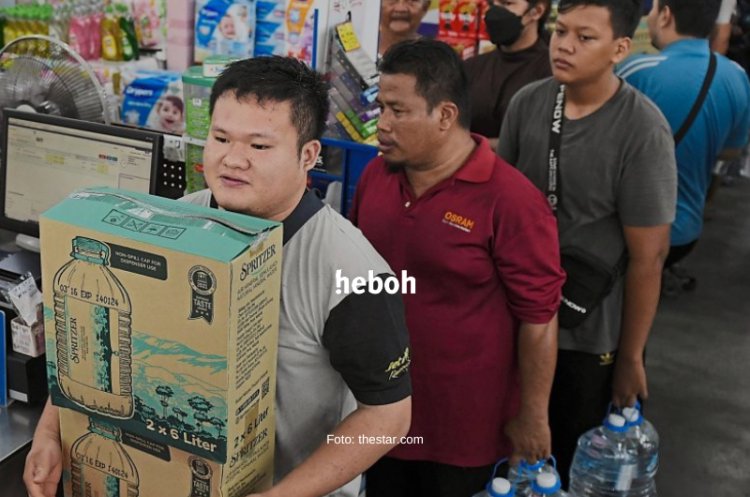 Warga Malaysia Alami Panic Buying Air Mineral