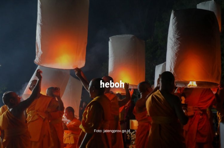 Momen Pelepasan Ribuan Lampion di Candi Borobudur Pada Hari Waisak 2023
