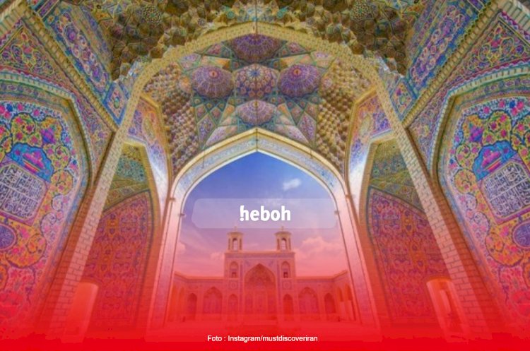 Intip Megahnya Masjid Nasir Al-Mulk di Iran